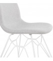 Chaise design gris clair en tissu et métal Kora